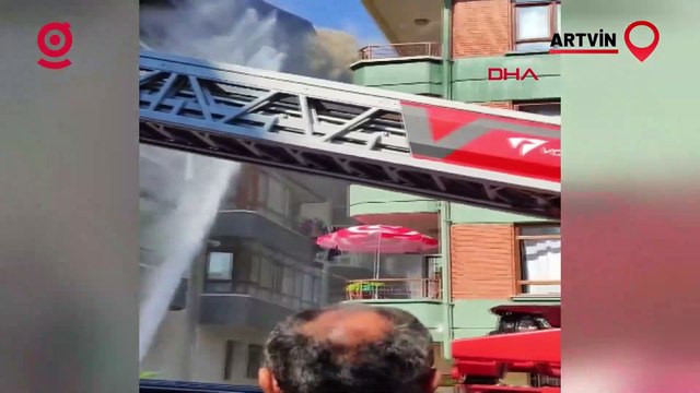 3 katlı binanın üst katında çıkan yangında balkonda mahsur kalan çocuk kurtarıldı