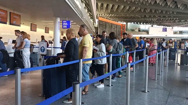 Oito ativistas ambientais são presos por interromper o tráfego no aeroporto de Frankfurt