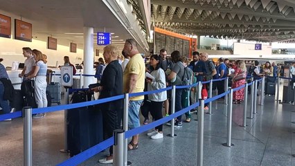 Oito ativistas ambientais são presos por interromper o tráfego no aeroporto de Frankfurt