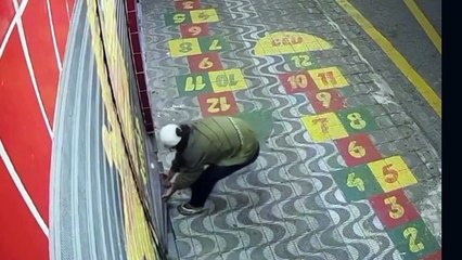 Homem rasteja para furtar comércio, e foge com mais de R$ 500; VÍDEO