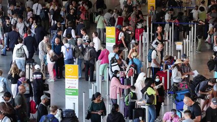 Flughafenblockade in Frankfurt: Ärger und Verständnis bei Reisenden