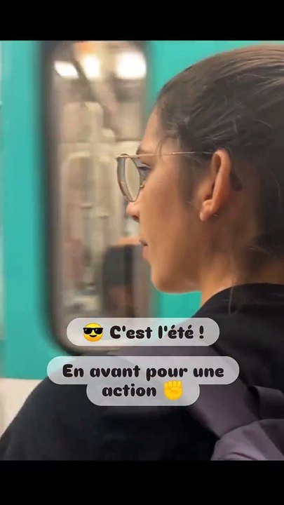Huit personnes ont été placées en garde à vue à Paris, simplement pour avoir collé des autocollants critiquant les Jeux Olympiques dans le métro : "Les JO c'est pas jojo"