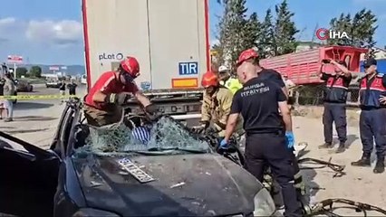 Kontrolden çıkan otomobil tırın altına girdi: 2 ölü