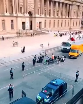 Cette #histoire de #qrcode risque de mal se terminer à #paris avec ces #jeuxolympiques2024 où les #parisiens se retrouvent #enfermés par les #grillages et autres #grilles pour des #raisons de #sécurité. #habitants et #policiers sont sur les dents !!!