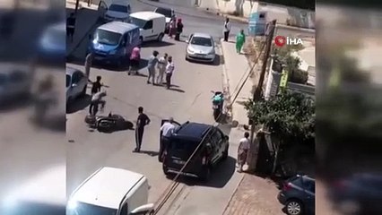 Öfkeli sürücü motosikleti tekmeledi