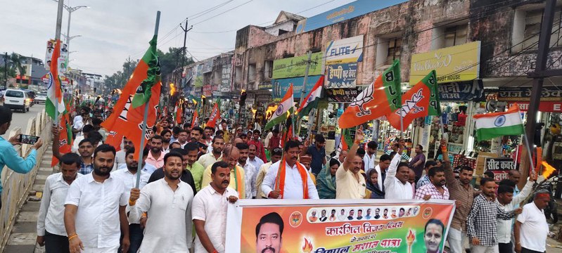 भाजयुमो द्वारा शहर में मशाल यात्रा निकालकर किया गया शहीदों को नमन