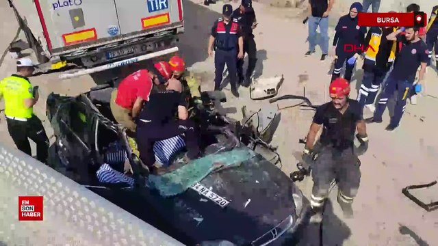 Bursa'da park halindeki TIR’ın dorsesinin altına giren otomobildeki 2 kişi öldü