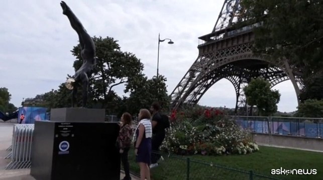 Parigi 2024, un tuffatore di bronzo sotto la Tour Eiffel