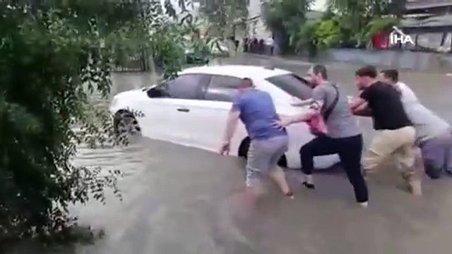İstanbul'u sağanak vurdu! Sultangazi'de göle dönen yolda otomobil bozuldu