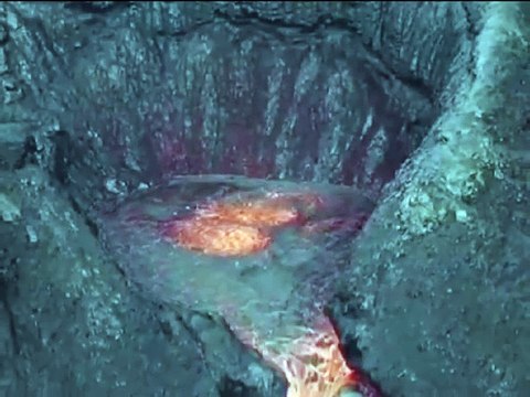 Etna, nuova attività dal cratere Voragine: aumenta il tremore. In un video lo spettacolo ravvicinato dell'eruzione