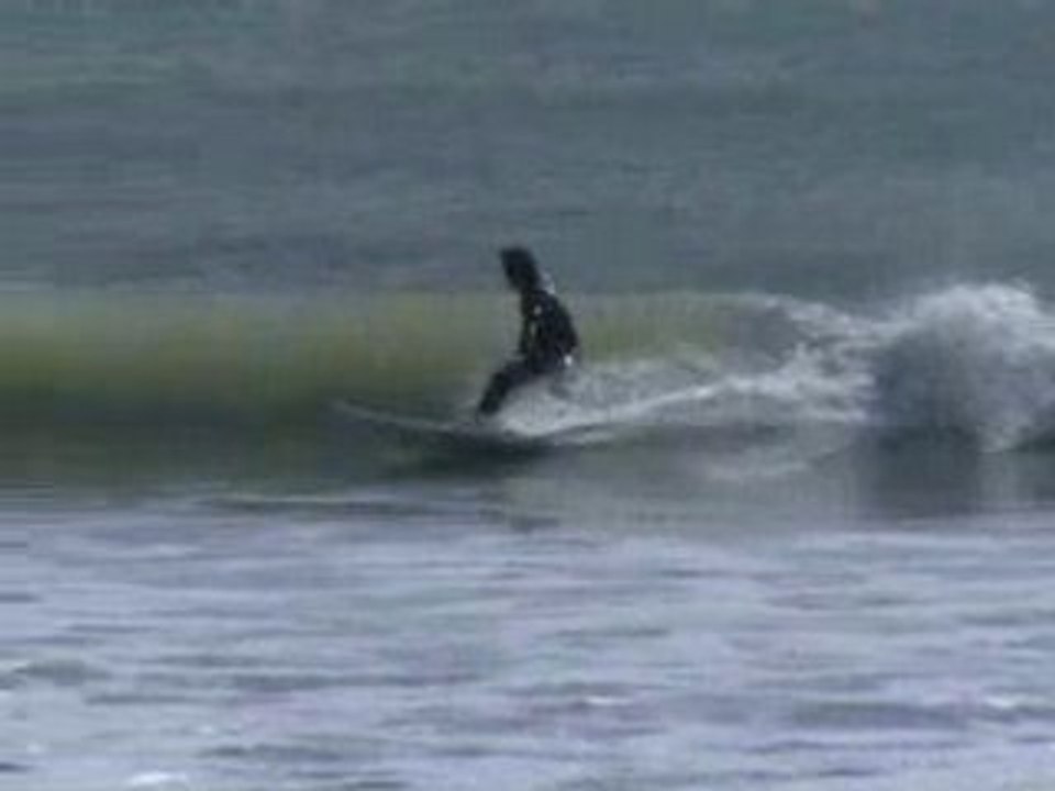 surfeur attention vague énorme