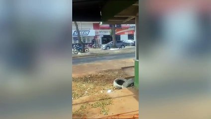 Nu com a mão no bolso! Peladão é flagrado andando pelo Centro