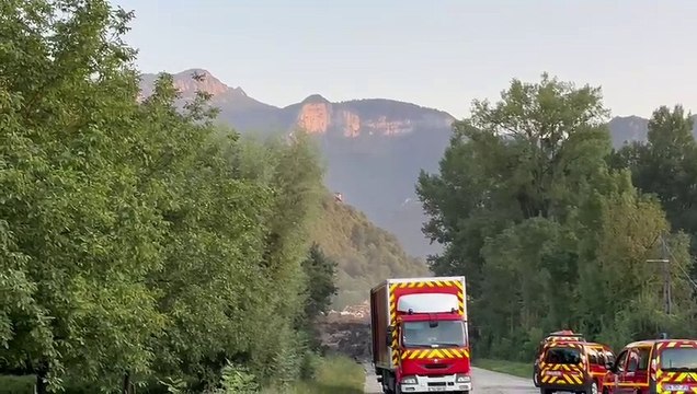 Les secours sont sur place, après un éboulement impressionnant à La Rivière, près de Rovon, en Isère. On ignore pour l'instant s'il y a des victimes.