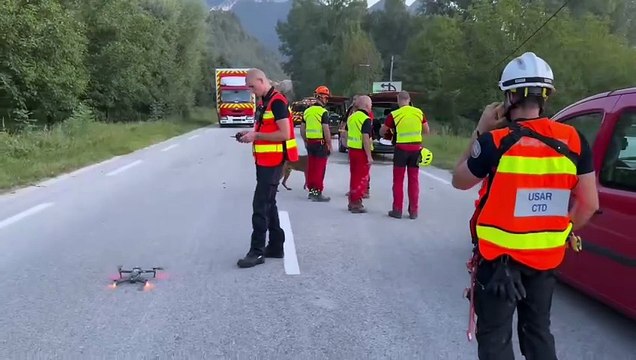 Vers 21h30, les pompiers s’activent pour tenter de localiser de potentielles personnes piégées sous les décombres. Avec des équipes sinotechniques, et un drone.