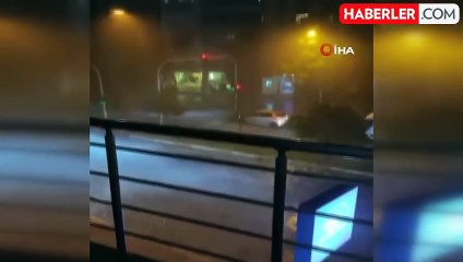 Antalya'da kısa süreli sağanak ve fırtına yolları göle çevirdi