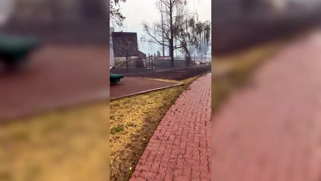 Un incendio forestal destruye la localidad de Jasper en las Montañas Rocosas de Canadá