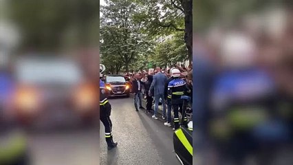 Lady Gaga acaba de salir de su hotel en París, esta vez escoltada por la policía