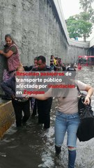 Rescatan pasajeros de transporte público afectado por inundación, en Zapopan