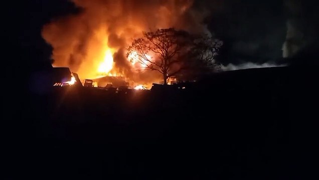 Incêndio de grandes proporções atinge empresa de recapagem de pneus em Toledo nesta noite