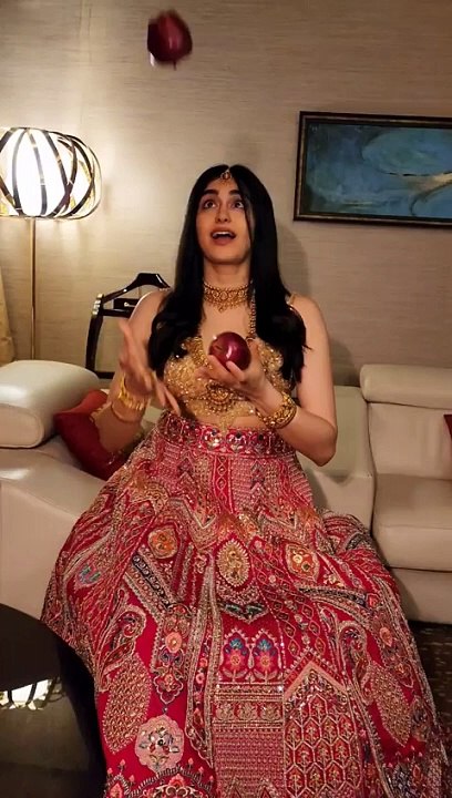 अदाची_ही_अदा_कशी_वाटली___I_know_माझी_juggling_is_खूप_वाईट_!_आय_नो_लोल!️(480p)