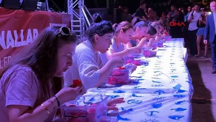 Şenlikte 2 kilo karpuzu yemek için mücadele ettiler