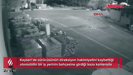Otomobil, iş yerinin bahçesine girdi; sürücünün yaralandığı kaza kamerada
