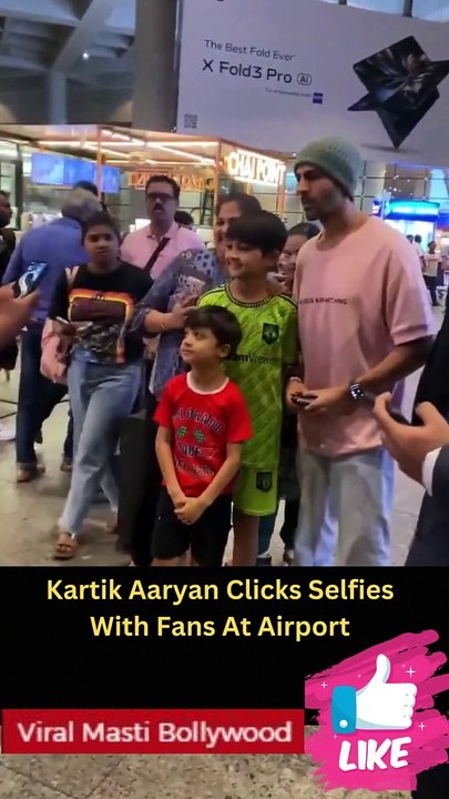 Kartik Aaryan Clicks Selfies With Fans At Airport Viral Masti Bollywood