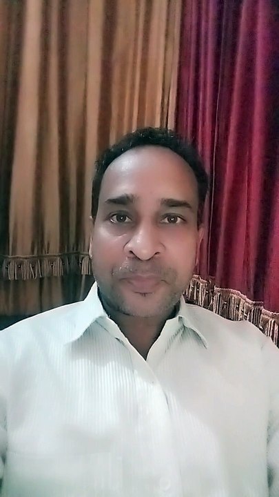 पति चाय पी रहा था