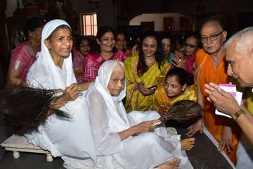 पिच्छी एवं शास्त्र की भेंट मिली तो गूंजने लगा मंगल गान