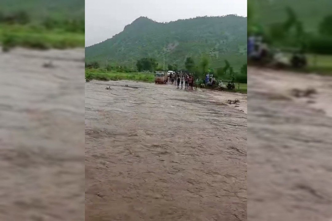पानी के तेज बहाव के कारण सड़क मार्ग हुआ अवरुद्ध, देखें वीडियो