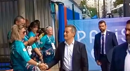 Un #benevole de #paris2024 #refuse de serrer la #main du #ministre de l’Intérieur #gerarddarmanin sur un #sitevisit #officiel des #jeuxolympiques2024