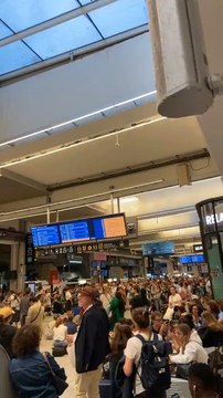 - Vue d'une des différentes gares françaises après qu'une vague d'attaques coordonnées a paralysé les trains à grande vitesse français dans tout le pays quelques heures avant le début des Jeux olympiques.