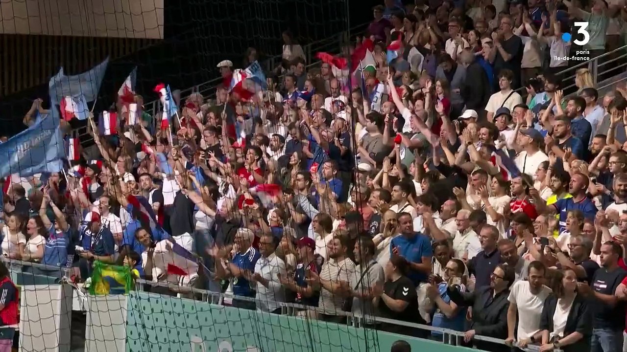 Les handballeuses françaises célèbrent leur victoire face à la Hongrie dans le tournoi olympique de handball féminin ce jeudi 25 juillet 2024 sur France 3.
