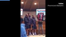 Giacobazzi a Valles, che show con i giocatori del Bologna