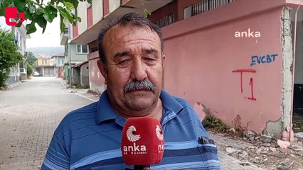 Depremde ağır hasar alan binanın yıkılmamasına vatandaşlardan tepki: 'İllaki birileri mi ölecek?'