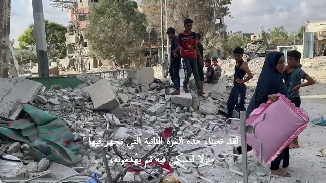 فلسطينية تناشد لقد تعبنا، أوقفوا الحرب بين ركام منزلها في النصيرات