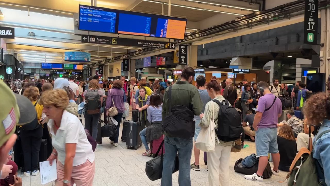 Attaque contre le réseau TGV : les voyageurs patientent à la gare de Paris Montparnasse