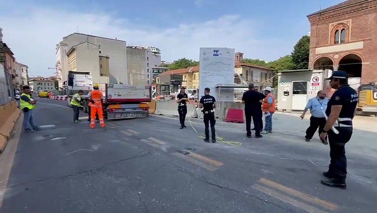 Mezzo pesante si blocca tra via Sforza e corso di Porta Romana: traffico in tilt