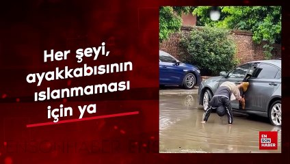 Ayakkabısının ıslanmaması için amuda kalktı