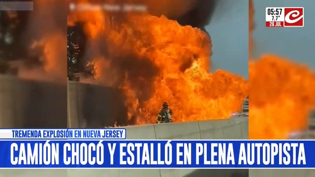 Camión con productos químicos chocó y estalló en plena autopista