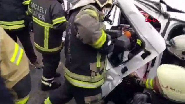 Otoyolda hafif ticari araçla minibüs çarpıştı! Ölü ve yaralılar var