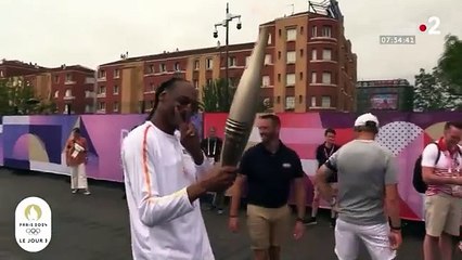 JO : Tout sourire, offrant quelques pas de danses, et avec des baskets dorées créées pour l'occasion, le célèbre rappeur américain Snoop Dogg a porté la flamme olympique à Saint-Denis