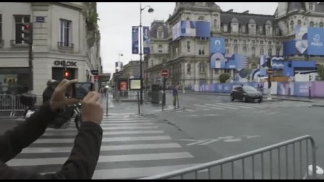 Parigi 2024, i turisti si godono la capitale deserta... e blindata