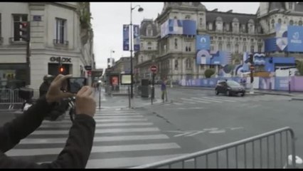 Parigi 2024, i turisti si godono la capitale deserta... e blindata