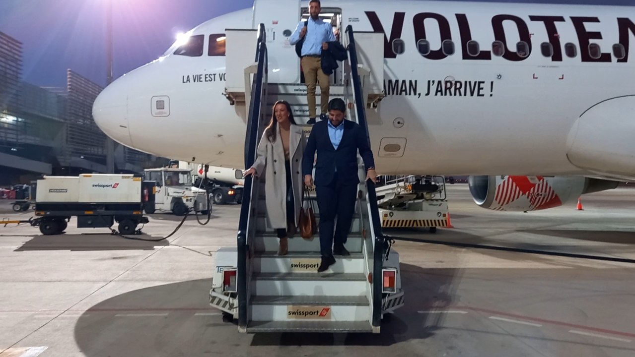 La consejera de Cultura, Carmen Conesa y el presidente de la Región de Murcia, Fernando López Miras, el pasado 1 de diciembre, tras el vuelo de inauguración de la nueva línea Madrid-Murcia.