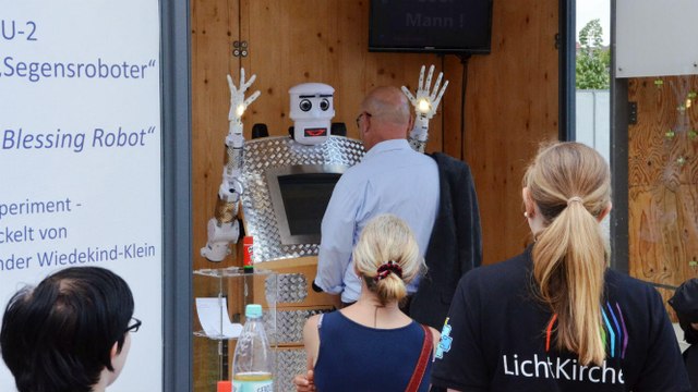 Le prêtre robot, père Justin, renvoyé de l’église catholique