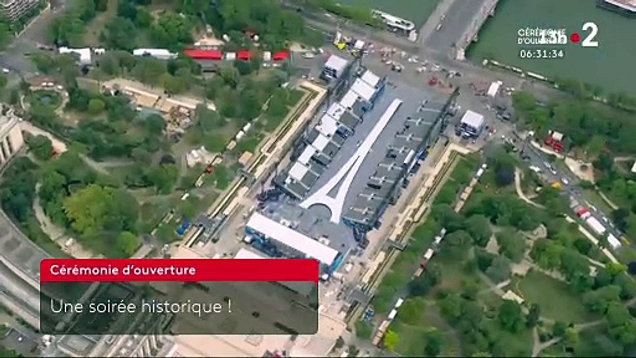 JO : Regardez le superbe plateau de France 2 pour ses journaux : Julian Bugier a présenté son premier 13h aujourd'hui depuis le Trocadéro avec vue sur la Tour Eiffel