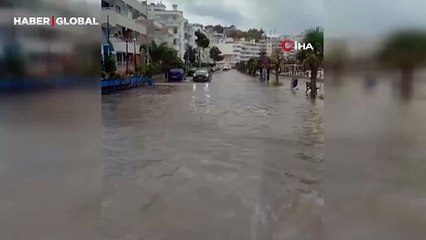 Bursa'da yağan yağmur yolları göle çevirdi