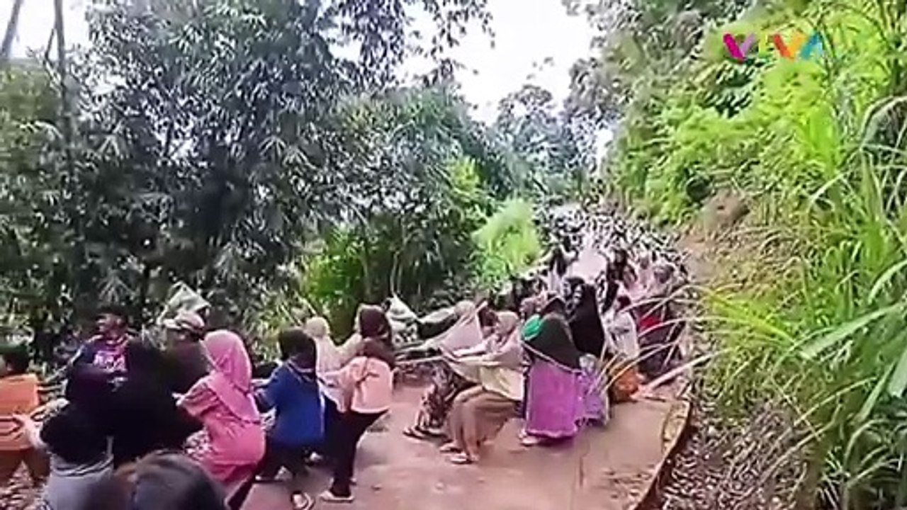 Sekampung Turun Gunung Evakuasi Mobil di Jurang