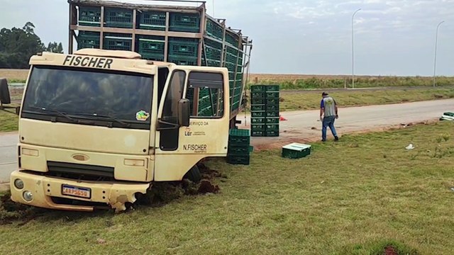Pneu de caminhão estoura, motorista travessa rodovia na contramão e quase tomba na BR-163